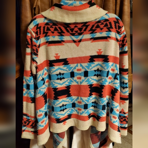 Warm Funky Sweater - Picture 5 of 5